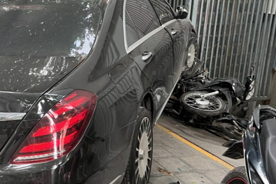 Xe Mercedes S450 mất lái, tông vào xe BMW 730Li và nhiều xe máy