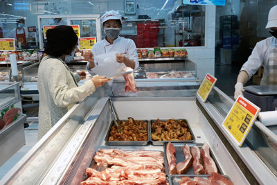 Giá thịt lợn tăng nóng: Vẫn mắc ở khâu trung gian