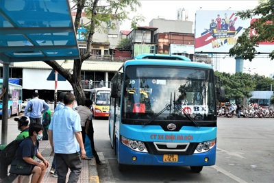 Người dân ở Hà Nội làm quen với xe buýt thay thế Bắc Hà