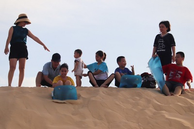 Trượt cát - Trải nghiệm độc đáo khi đến Quảng Bình