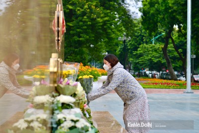 Người dân Hà Nội đặt hoa tưởng niệm 3 chiến sĩ cảnh sát hy sinh