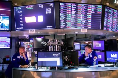 Chứng khoán Mỹ: Căng thẳng Mỹ-Trung leo thang, Dow Jones lao dốc hơn 400 điểm