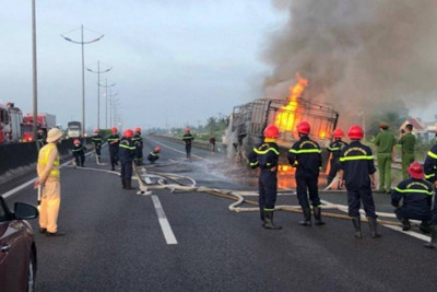 Xe tải bốc cháy dữ dội, cao tốc TP Hồ Chí Minh-Trung Lương ùn tắc
