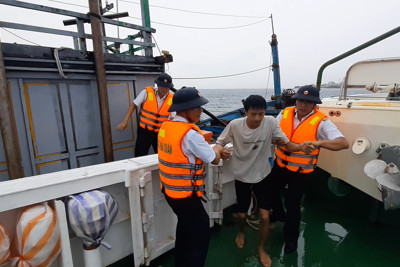 Lai dắt tàu và 2 ngư dân Quảng Bình gặp nạn về Lý Sơn 