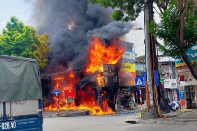 Hà Nội: Lửa cháy dữ dội ở cửa hàng máy tính trên phố Hồ Tùng Mậu