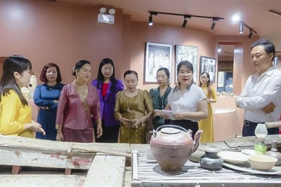 Phu nhân Bí thư Thành uỷ Viêng Chăn thăm làng nghề gốm sứ Bát Tràng