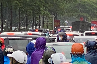 Hà Nội: Mưa lớn không ngớt, nhiều tuyến phố ngập sâu, giao thông ùn tắc