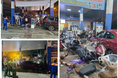 Hà Nội: Ô tô đâm hàng loạt xe máy ở đường Láng, nhiều người bị thương