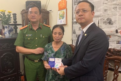 Sổ tiết kiệm được trao tặng cho 3 gia đình liệt sỹ Cảnh sát PCCC 