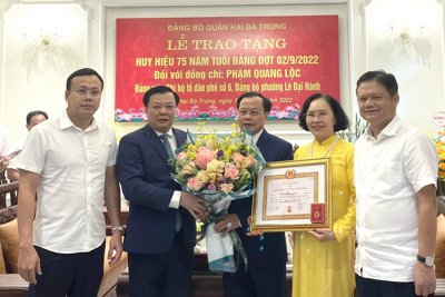 Bí thư Thành uỷ Hà Nội trao Huy hiệu Đảng cho đảng viên lão thành