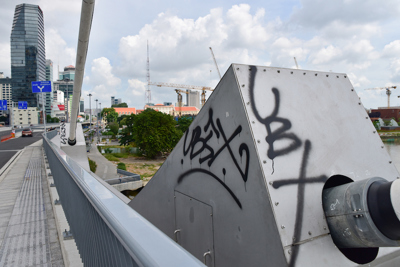 TP Hồ Chí Minh: Đề xuất dùng sơn chống dính trên cầu để ngăn vẽ bậy