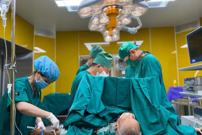 Bệnh nhân 76 tuổi bị tắc ruột do 2 khối u di căn từ đại tràng