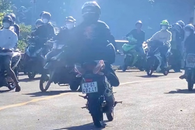 Phạt nặng nam thanh niên chạy xe máy "làm xiếc" trên đèo Hải Vân