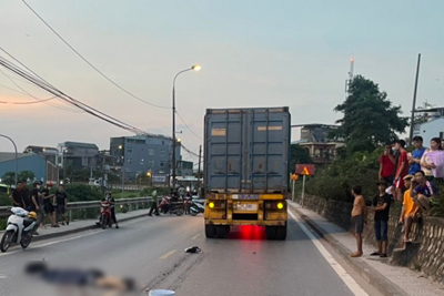 Tai nạn giao thông liên hoàn trên đê Nguyễn Khoái, 2 người tử vong