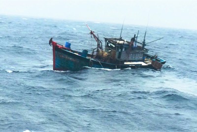 43 ngư dân thoát chết sau khi va chạm với tàu nước ngoài