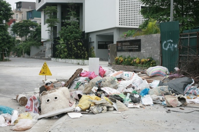 Bãi rác bủa vây cổng viện nghiên cứu thuộc Bộ Giáo dục & Đào tạo
