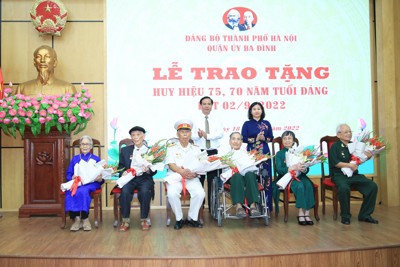 Lãnh đạo TP Hà Nội trao Huy hiệu Đảng cho đảng viên quận Ba Đình