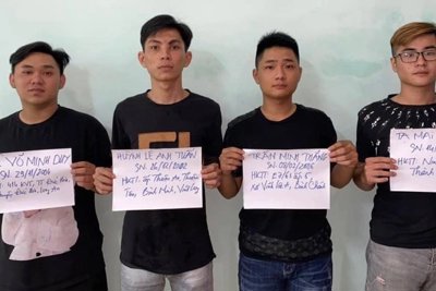 TP Hồ Chí Minh: Bắt khẩn cấp 4 người cầm hung khí trước quán bar 