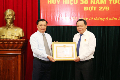 Phó Bí thư Thành ủy Nguyễn Văn Phong nhận Huy hiệu 30 năm tuổi Đảng