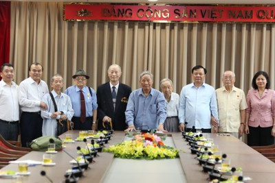 Thường trực Thành ủy gặp mặt Ban Liên lạc chiến sỹ Việt Minh thành Hoàng Diệu