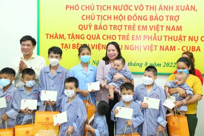 Phó Chủ tịch nước tặng quà 65 trẻ em đang điều trị tại bệnh viện