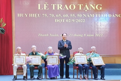 Quận Thanh Xuân trao Huy hiệu Đảng cho 555 đảng viên