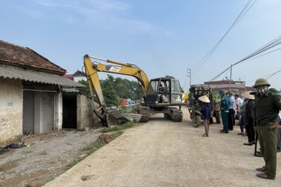 Huyện Phú Xuyên cưỡng chế công trình vi phạm trên kênh thủy lợi xã Phú Túc