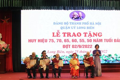 Quận Long Biên trao Huy hiệu Đảng cho 423 đảng viên