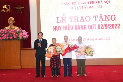 Huyện Gia Lâm trao Huy hiệu Đảng đợt 2/9 cho 263 đảng viên