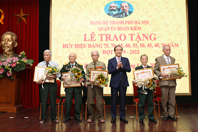 Chủ tịch HĐND TP Nguyễn Ngọc Tuấn trao Huy hiệu Đảng tại quận Hoàn Kiếm