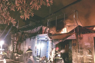 Hà Nội: Cháy dãy ki ốt kinh doanh điện lạnh ở Lĩnh Nam 
