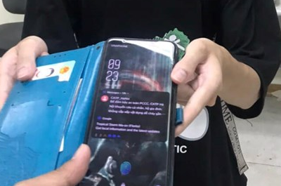 Hà Nội: Hành khách nhận lại điện thoại đánh rơi trên xe buýt