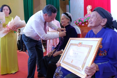 Lãnh đạo Thành ủy trao Huy hiệu Đảng đợt 2/9 cho đảng viên huyện Sóc Sơn