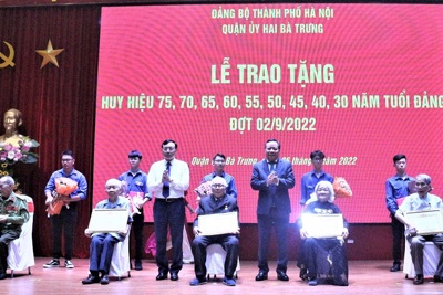 Phó Bí thư Thành ủy trao Huy hiệu Đảng cho đảng viên quận Hai Bà Trưng
