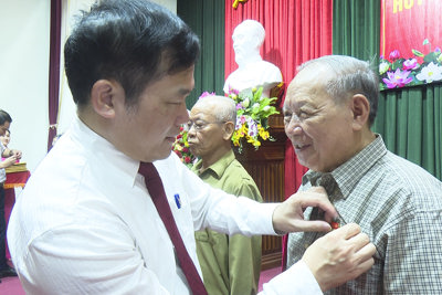 Huyện Thường Tín có 165 đảng viên được nhận huy hiệu Đảng đợt Quốc khánh 2/9