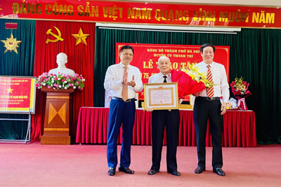 Trưởng Ban Tổ chức Thành ủy Hà Nội trao Huy hiệu Đảng tại huyện Thanh Trì