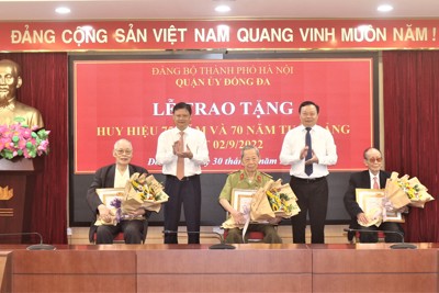 860 đảng viên quận Đống Đa được trao tặng Huy hiệu Đảng đợt 2/9