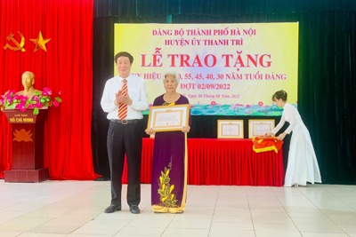 Huyện Thanh Trì: 211 đảng viên được trao tặng Huy hiệu Đảng đợt 2/9