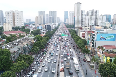 Người dân ùn ùn về quê nghỉ lễ, đường phố Hà Nội chật như nêm