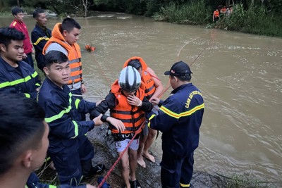 Lâm Đồng: Giải cứu 10 thiếu niên mắc kẹt trong rừng sâu