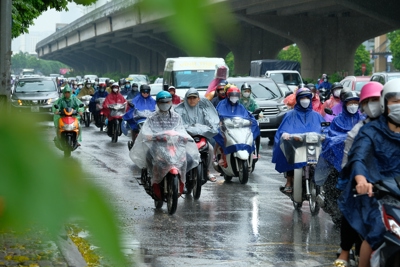 Người dân đội mưa rời Hà Nội về quê nghỉ lễ 2/9