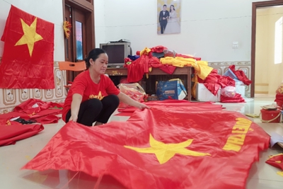 Thiêng liêng nghề may cờ Tổ quốc tại làng Từ Vân
