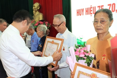 Huyện Phú Xuyên có 166 Đảng viên nhận huy hiệu Đảng đợt 2/9