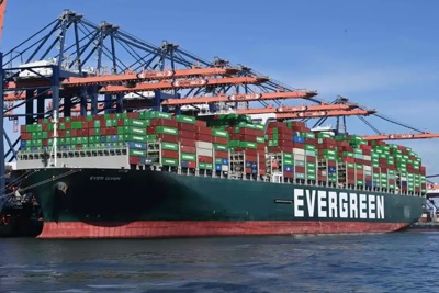 Tàu mắc kẹt ở kênh đào Suez, gợi nhớ sự cố Evergreen