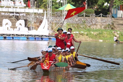 Quảng Bình: Đua thuyền trên sông Kiến Giang mừng Tết Độc lập
