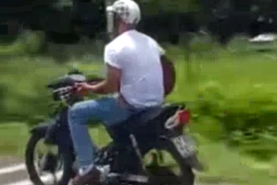Đồng Nai: Nam thanh niên đi xe máy thả 2 tay đánh đàn say sưa