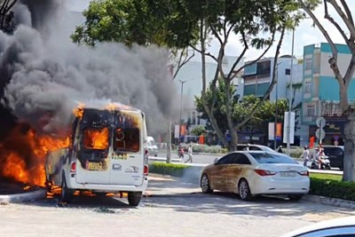 Đà Nẵng: Hai ô tô 16 chỗ cháy rụi trước nhà hàng tiệc cưới