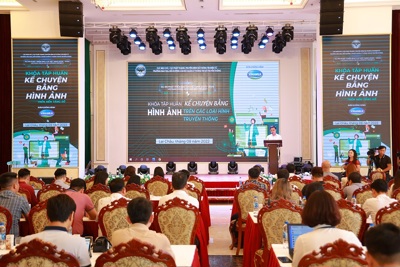 Dự án “Phát triển báo chí Việt Nam” tập huấn và tặng quà tại Lai Châu