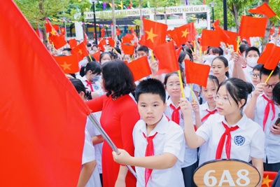 [Ảnh]: 70.000 giáo viên, học sinh quận Thanh Xuân đón năm học mới