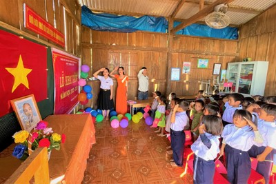 Lễ khai giảng đơn sơ mà ấm cúng tại huyện miền núi Quảng Nam
